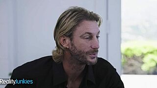 Realityjunkies - Viekas lastenhoitaja suutelee pomoa kateuttaakseen exää ja siitä tulee sotkuinen nussiminen