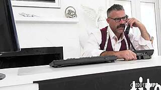 小柄黒人ベイブのエイバリー・ジェーンがエージェンシーオーディションでハードコア異人種間ファック