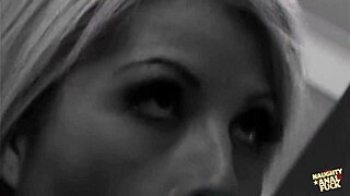 Чукане Между Цици