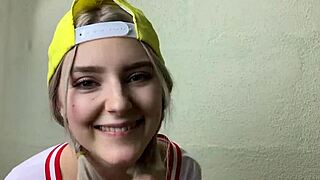 Geil teen 18+ driller sin klassekammerat og får sæd overalt på sig