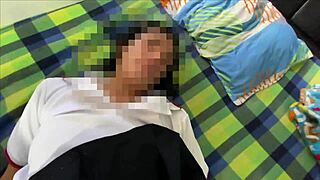 새아버지가 마른 18세 새딸의 보지를 방에서 박살내