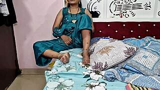 कंडोम डिलीवरी बॉय ने भाभी को डेमो दिखा के चोदा हिंदी ऑडियो