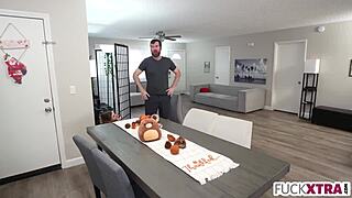 Kujeileva pieni tyttö näkee pitkän velipuolen runkkaamassa