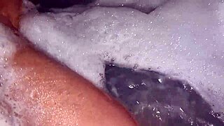 A chi va di farmi compagnia sega in vasca idromassaggio e musica rilassante - vieni a giocare con il mio cazzo pieno di schiuma