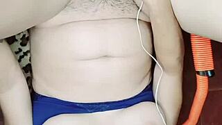 que sabroso se siente bien profundo este enorme pollon y mira como sale mi leche a chorros