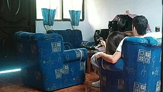 Mi Hermanastra Cree Que No Hay Nadie En Casa Y Se Folla A Su Novio En La Sala De Estar La Delatar�