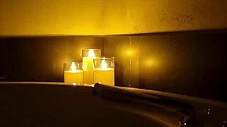 A chi va di farmi compagnia sega in vasca idromassaggio e musica rilassante - vieni a giocare con il mio cazzo pieno di schiuma