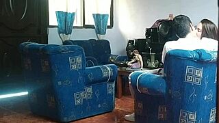 Mi Hermanastra Cree Que No Hay Nadie En Casa Y Se Folla A Su Novio En La Sala De Estar La Delatar�