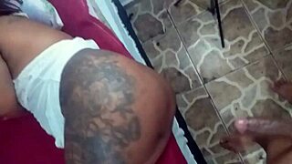 Ensinando uma vagabunda a se tornar uma estrela porno aluna se oferece para foder a bunda dela como uma lição