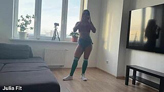 Красотка в чулках и шортах получает трах с кучей кремпая