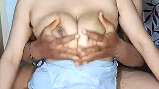 데시 귀여운 거유 알리샤 바비 숨긴 젖은 보지 보여줘