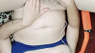 que sabroso se siente bien profundo este enorme pollon y mira como sale mi leche a chorros