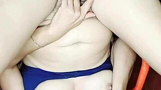 que sabroso se siente bien profundo este enorme pollon y mira como sale mi leche a chorros