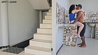 minha esposa faz a faxina e nem percebe eu comendo a mae dela