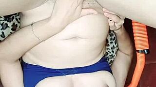 que sabroso se siente bien profundo este enorme pollon y mira como sale mi leche a chorros