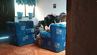 Mi Hermanastra Cree Que No Hay Nadie En Casa Y Se Folla A Su Novio En La Sala De Estar La Delatar�