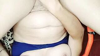 que sabroso se siente bien profundo este enorme pollon y mira como sale mi leche a chorros