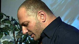 Ta požrešna rjavolaska uživa velik trdi kurac v riti