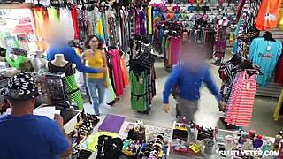 Подозреваемая воровка Мэйзи Майерс раздевается, чтобы ублажить офицера охраны