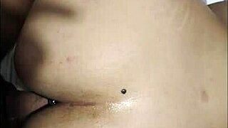 jugando con mi juguete por primera vez anal 😏