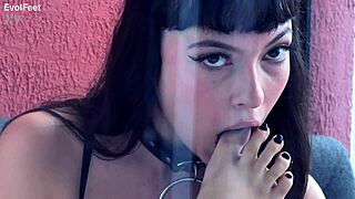 I Like To Feel The Saliva Dripping Between My Toes