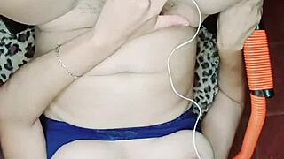 que sabroso se siente bien profundo este enorme pollon y mira como sale mi leche a chorros