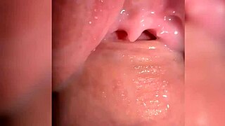 Närbild knull i saftig fitta som rinner över av sperma