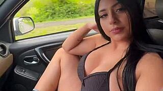 beautiful chica latina con un gran culo tiene sexo en el coche de un extraño