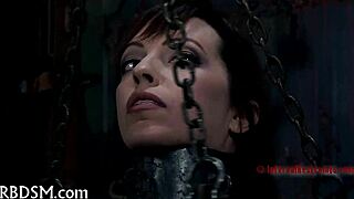 Castigando a la chica con dibujos en una sesión BDSM audaz