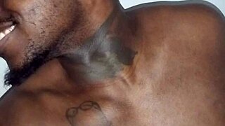 Aún aparece en cámara lenta sin gafas de mariposa y chaqueta