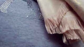 mostro le mie tette in un giardino pubblico e dopo piscio dentro ai miei pantaloni aderenti