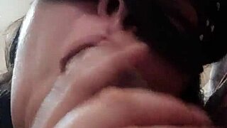 chupetona mamando rico su verga favorita con mascara exotica