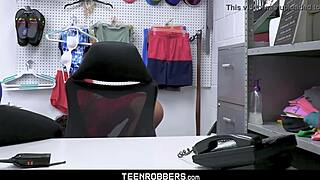 사라 레이스, 경비원에게 강렬한 항문 검사받다