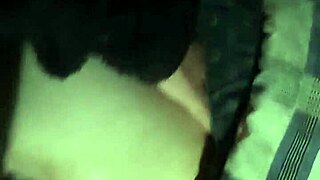 Madura y joven caliente en el dormitorio