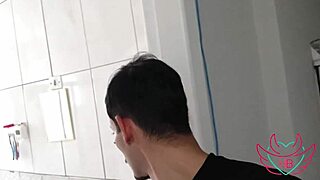 Fui visitar meu amigo e peguei ele no flagra com a esposa