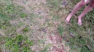 Safada Flashes Pussy In Public Park