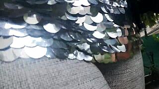 mostro le mie tette in un giardino pubblico e dopo piscio dentro ai miei pantaloni aderenti