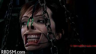 Castigando a la chica con dibujos en una sesión BDSM audaz