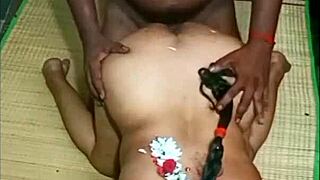 Intialainen kuuma kaunotar täti video kotikohtauksilla