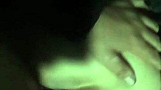 Madura y joven caliente en el dormitorio