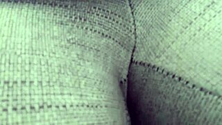 mostro le mie tette in un giardino pubblico e dopo piscio dentro ai miei pantaloni aderenti