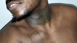 Появляется в замедленной съемке без бабочки и куртки