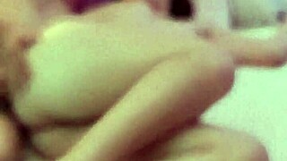 La nueva hermanastra se folla a escondidas a su hermanastro mientras su mama no est� en casa