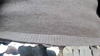 mostro le mie tette in un giardino pubblico e dopo piscio dentro ai miei pantaloni aderenti