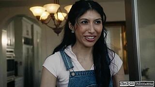 Латинская тинейджерка 18+ садится на лицо и трахает нового отчима в благодарность, разворачивается табу-фан