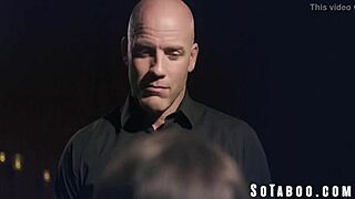 Богатый филантроп жестко ебет бездомную шлюху