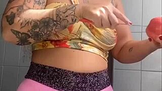 Displaying Swollen Intimate Area During Live Show.