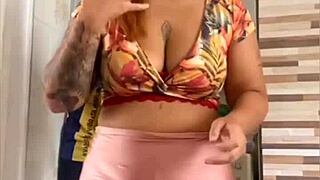 Esposa exhibiéndose con su marido cerca