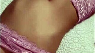 Mira que rica lenceria me regala un fan quieres ver que rico me masturbo