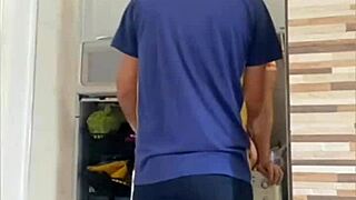 Casada se exibindo com o marido perto